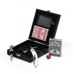 Kit Vinho 4 Peças com Baralho e Dados Personalizado | Dimensões (L x A x P): 14.7 x 4.6 x 16.7 | Peso = 640 g